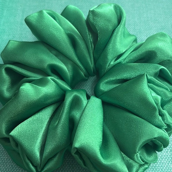 XXL Scrunchie Green Tea Satin - Picture 3 of 3